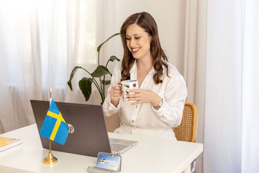 eacher Andrea having an online class